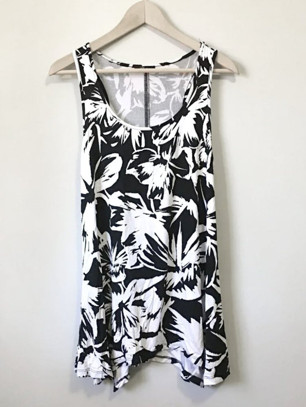 Cupio Tropical Black & White Floral Handkerchief Hem A-Line Tank - S